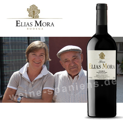Produktbild einer Flasche Gran Elias Mora  im Bildhintergrund die Eigentümerin Victoria Benavides und der Namensgenber der Weinguts Elias Mora